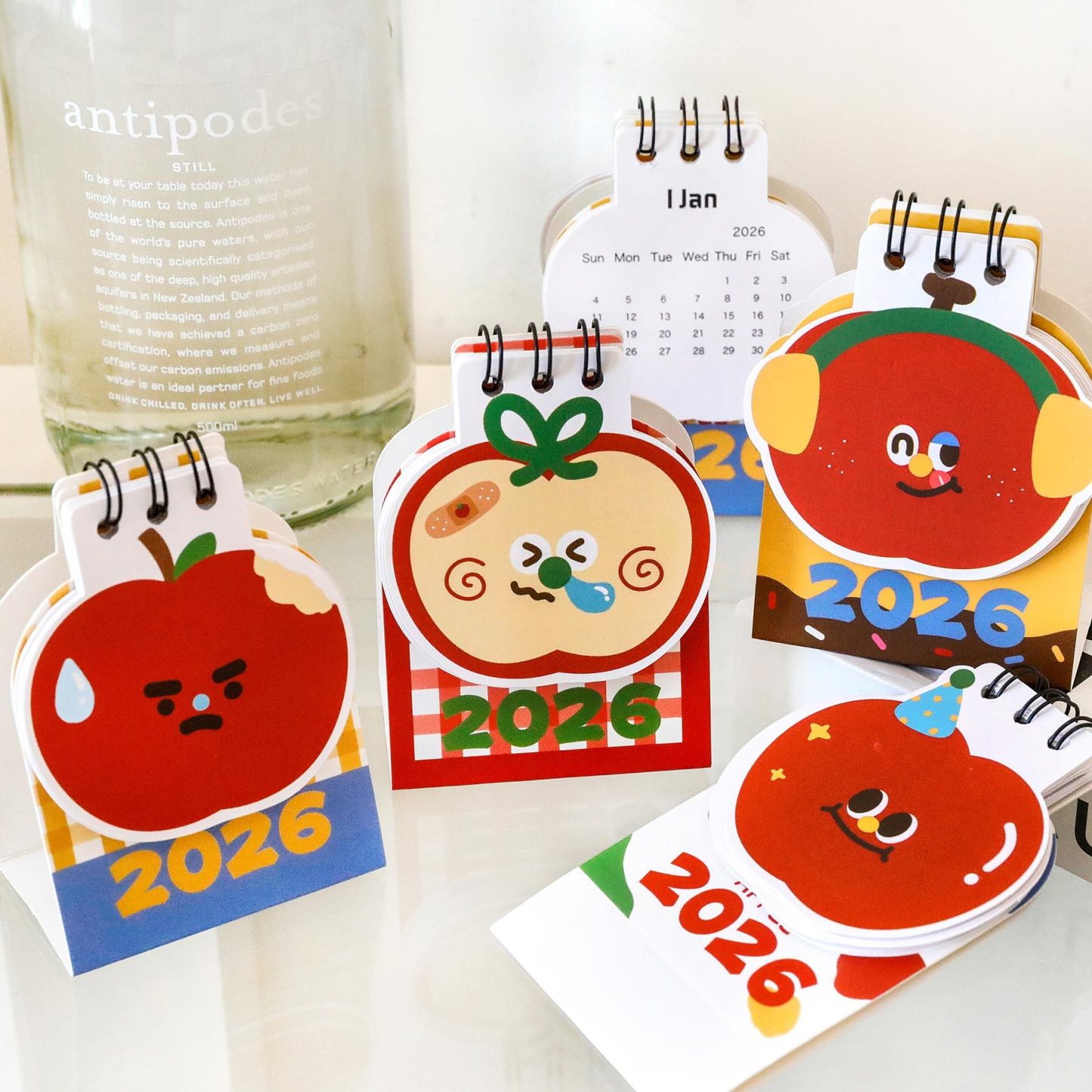 かわいいミニアップルカレンダー 2026 ミニキッズデスクトップカレンダー かわいいデスクトップカレンダー 子供用 - 6.3*3.6*8.2cm - MademineJP