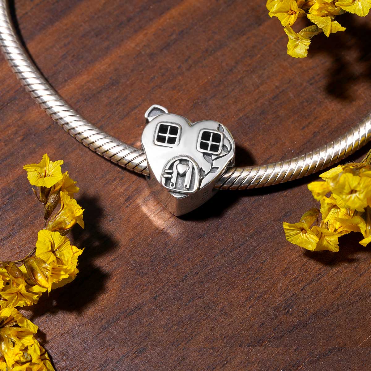 

"เราคือครอบครัว" จี้รูปบ้าน image number 2