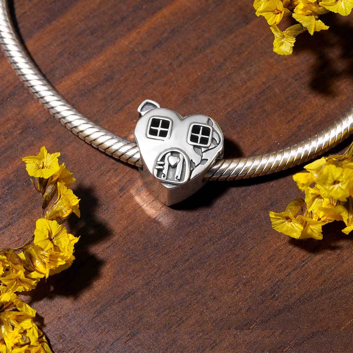 

"เราคือครอบครัว" จี้รูปบ้าน image number 2