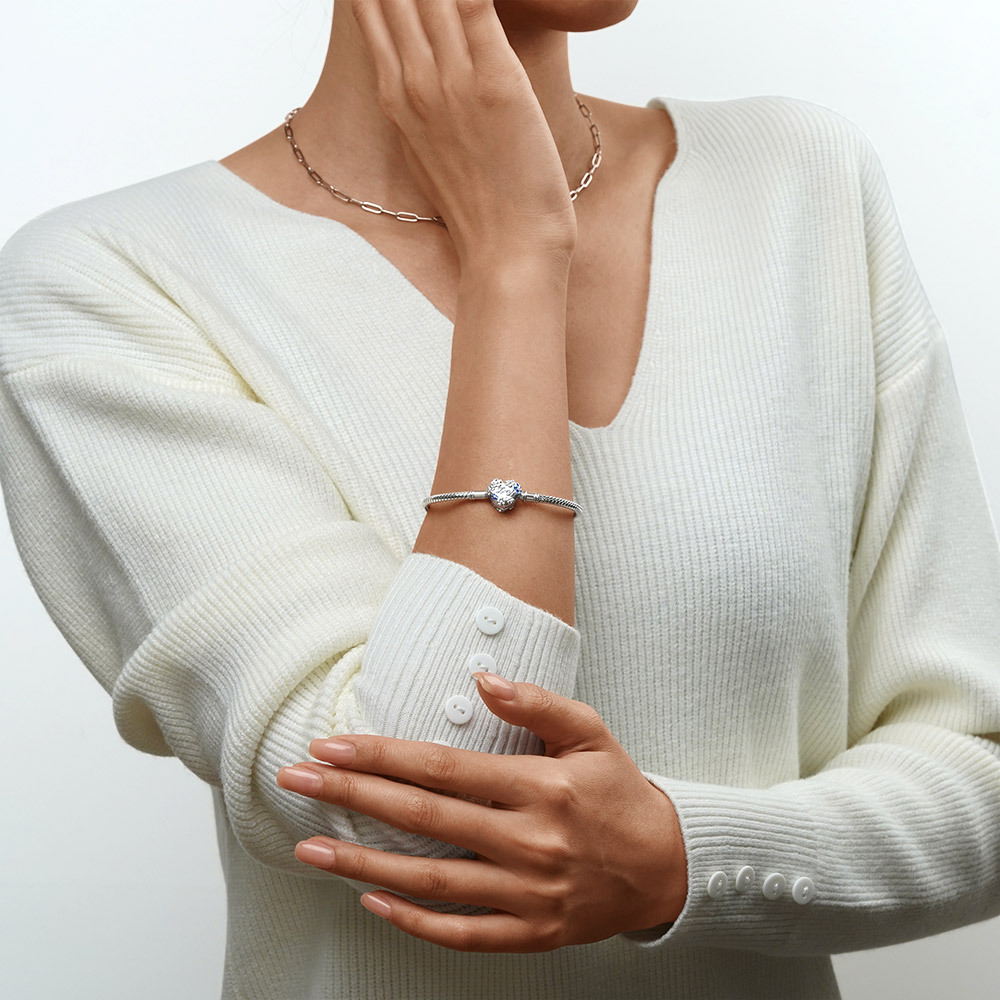 สร้อยข้อมือพื้นฐานแกะสลักดอกไม้สีฟ้า image number 3