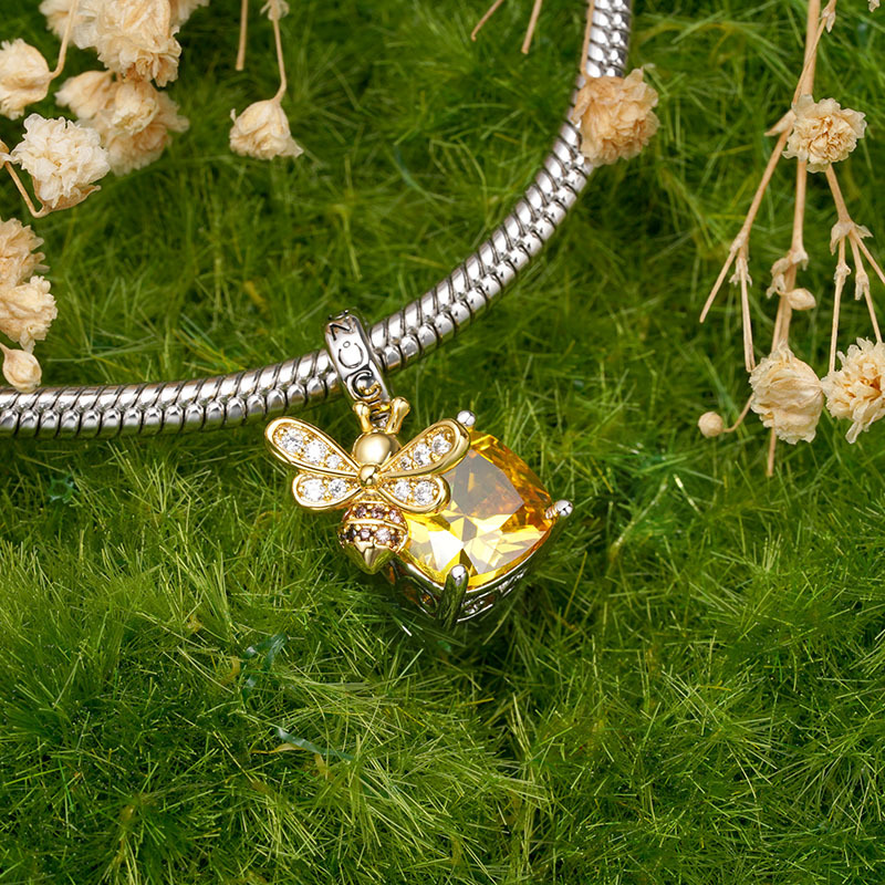 จี้รูปผึ้งทรงสี่เหลี่ยม image number 2