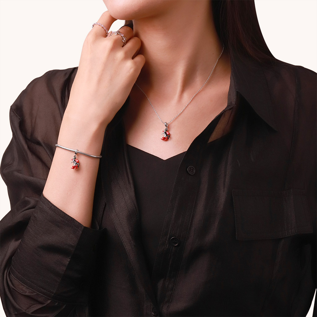 

จี้กระเป๋าแดงของแมวในรองเท้าบู๊ต image number 3