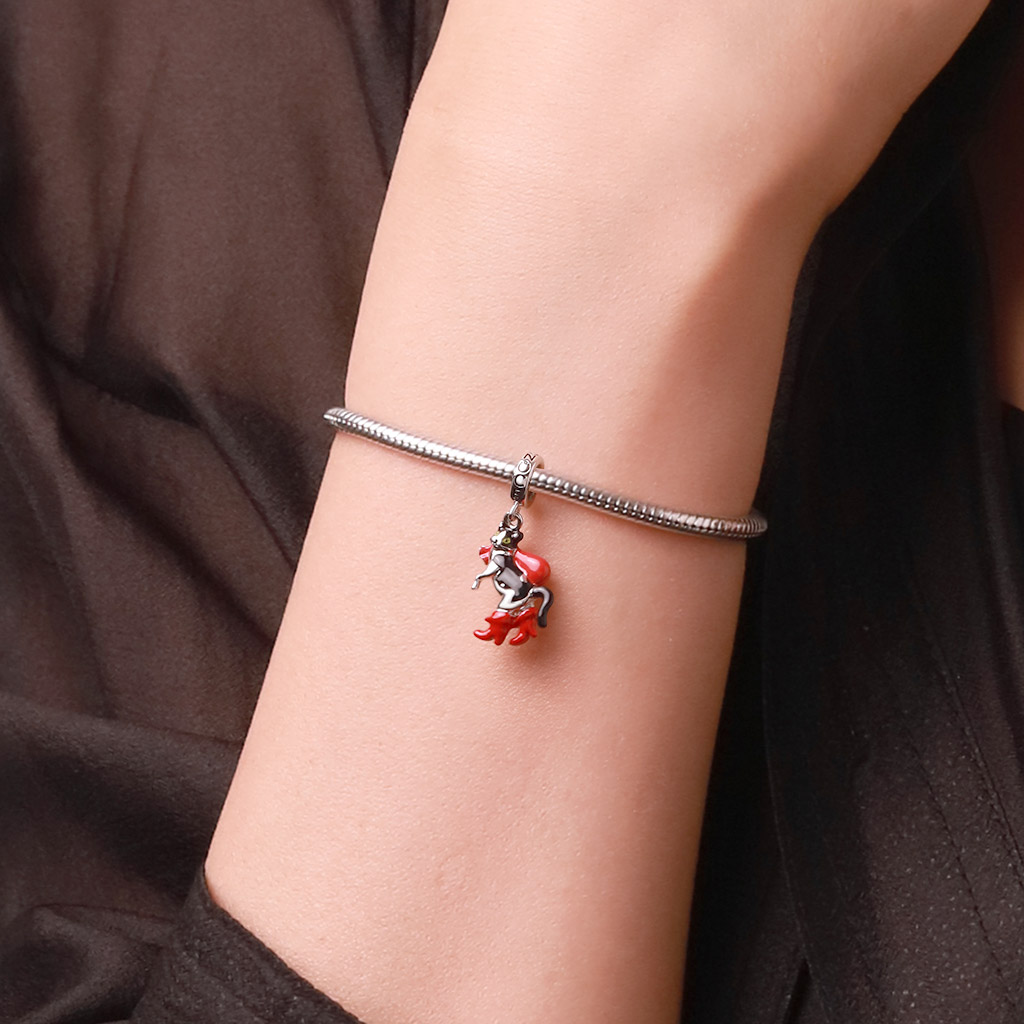 

จี้กระเป๋าแดงของแมวในรองเท้าบู๊ต image number 5