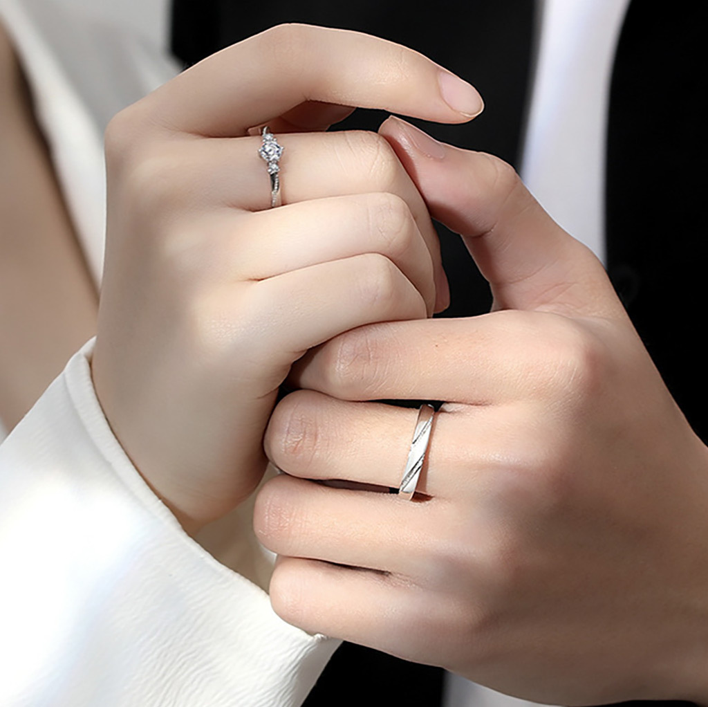 แหวนคู่เพชรปรับขนาดได้ ‘Love At First Sight’ image number 4