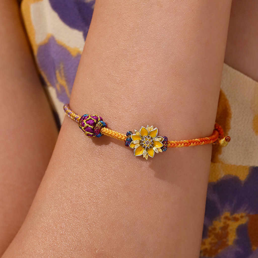 สร้อยข้อมือสีแดงพร้อมเสน่ห์ image number 4