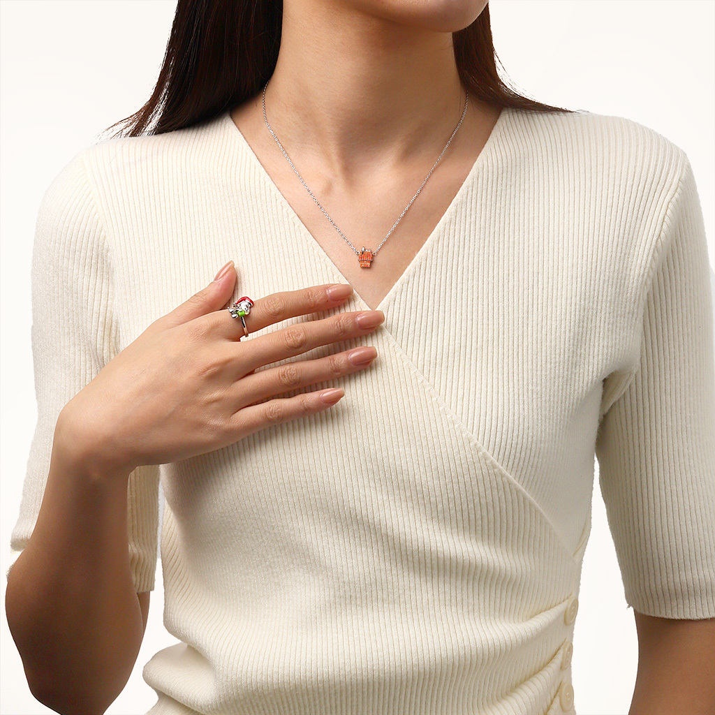 สร้อยคอเพชรรูปสนูปี้นอนบนบ้านสุนัข image number 5