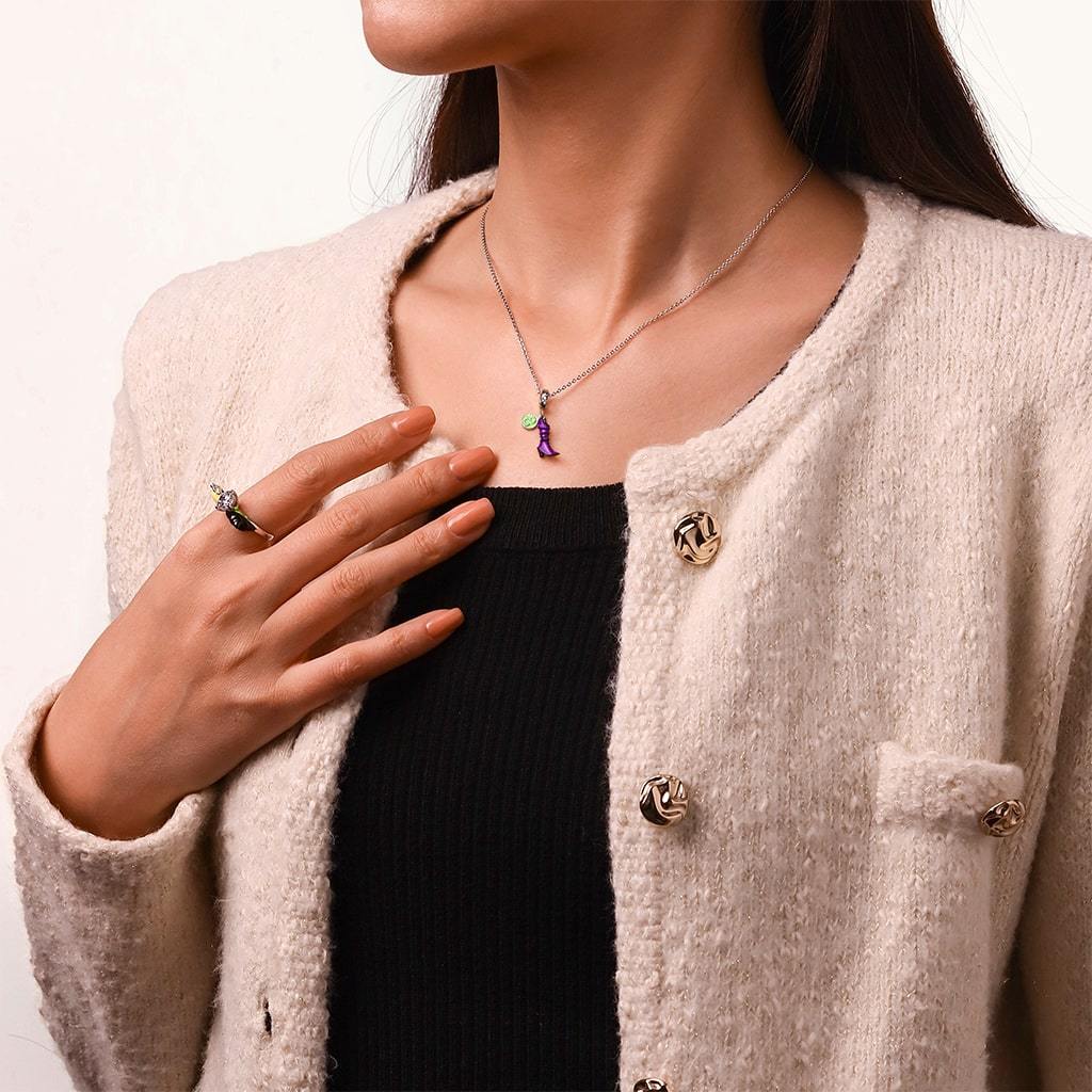 จี้รองเท้าบูทเต้นรำของเอลฟาบาจาก Wicked image number 3