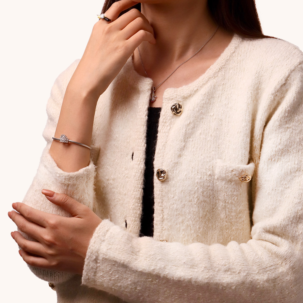 เครื่องรางมงกุฎเปล่งประกายของกลินดาจาก Wicked image number 3