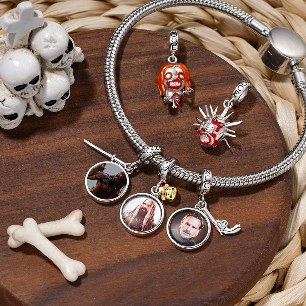 Michonne Hawthorne & Katana Pendant image number 2