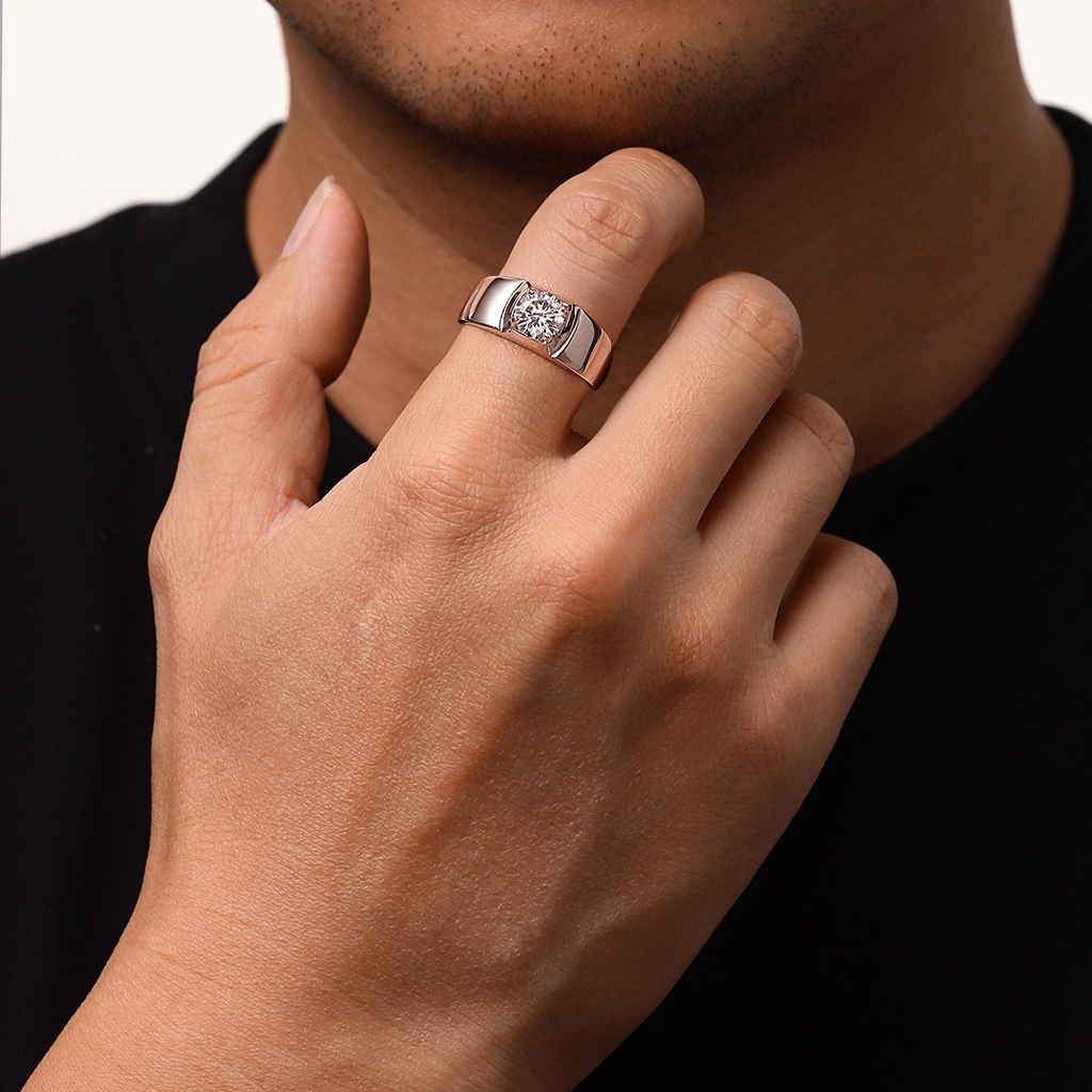แหวนผู้ชาย Moissanite แบบโซลิแทร์ 1 กะรัตที่แวววาว image number 6