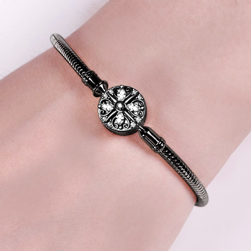 สร้อยข้อมือรูปใบโคลเวอร์สีดำ image number 1