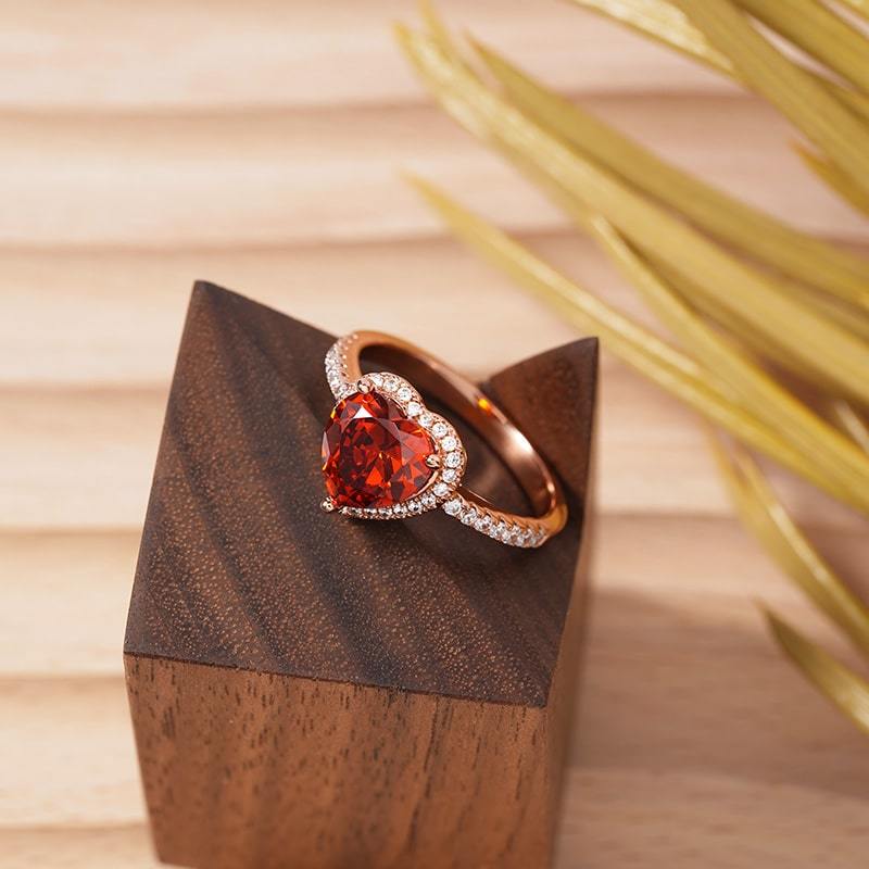 แหวนหัวใจสีแดงล้อมเพชร image number 1