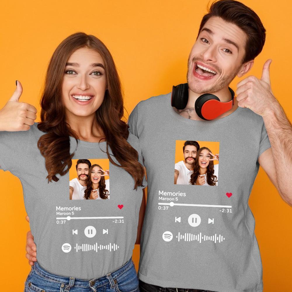 Camiseta De Algodón Gris Con Diseño De Portada De Álbum Y Código Escaneable De Spotify Personalizado. - 