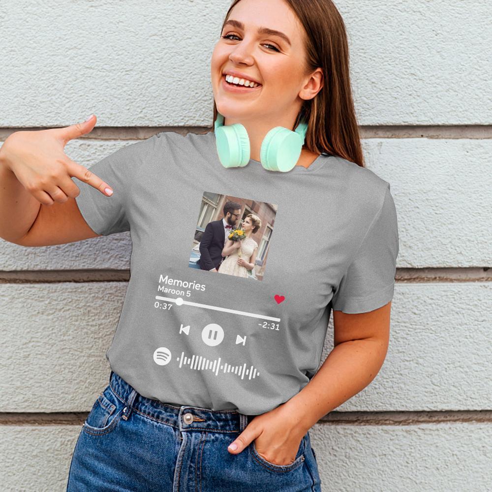 Camiseta De Algodón Gris Con Diseño De Portada De Álbum Y Código Escaneable De Spotify Personalizado. - 