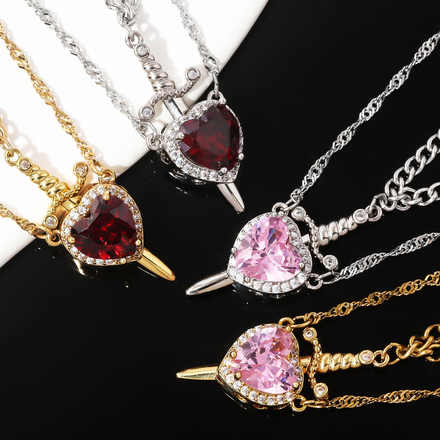Set Di Collane Con Cuore Magnetico E Spada 'love's Pierce' Collane Con Connessione D'amore 'un Cuore, Una Lama' - 