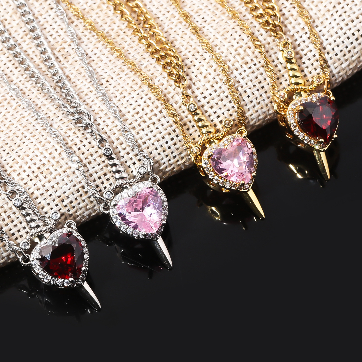 Set Di Collane Con Cuore Magnetico E Spada 'love's Pierce' Collane Con Connessione D'amore 'un Cuore, Una Lama' - 