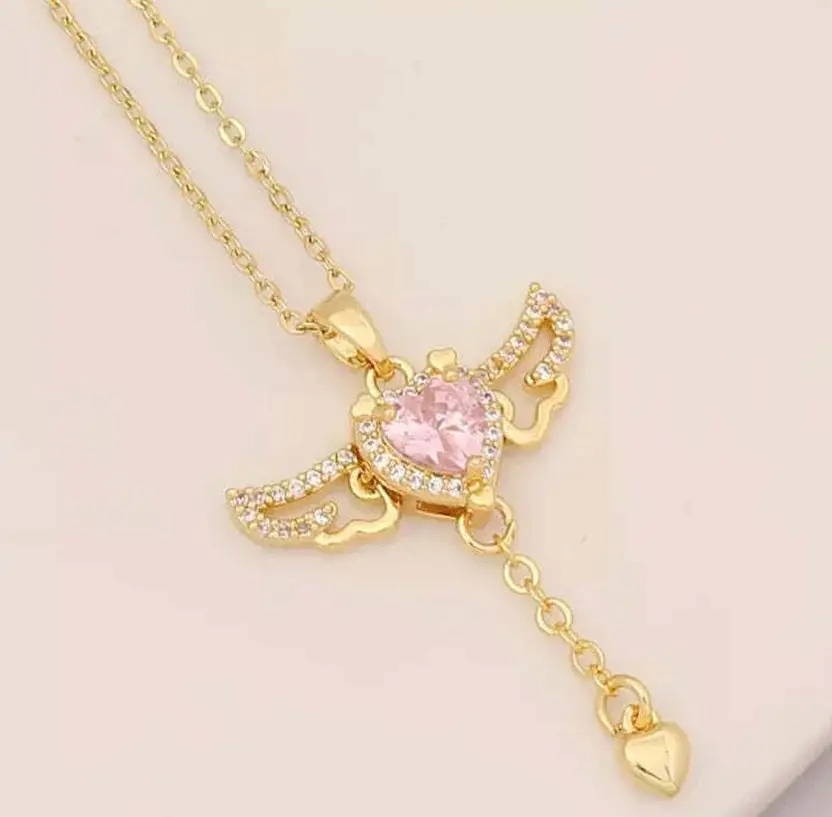 Collier Winnifred Anti-ternissement En Acier Inoxydable Argenté Avec Diamants Et Cristaux, Orné D'ailes D'ange Volantes. - 