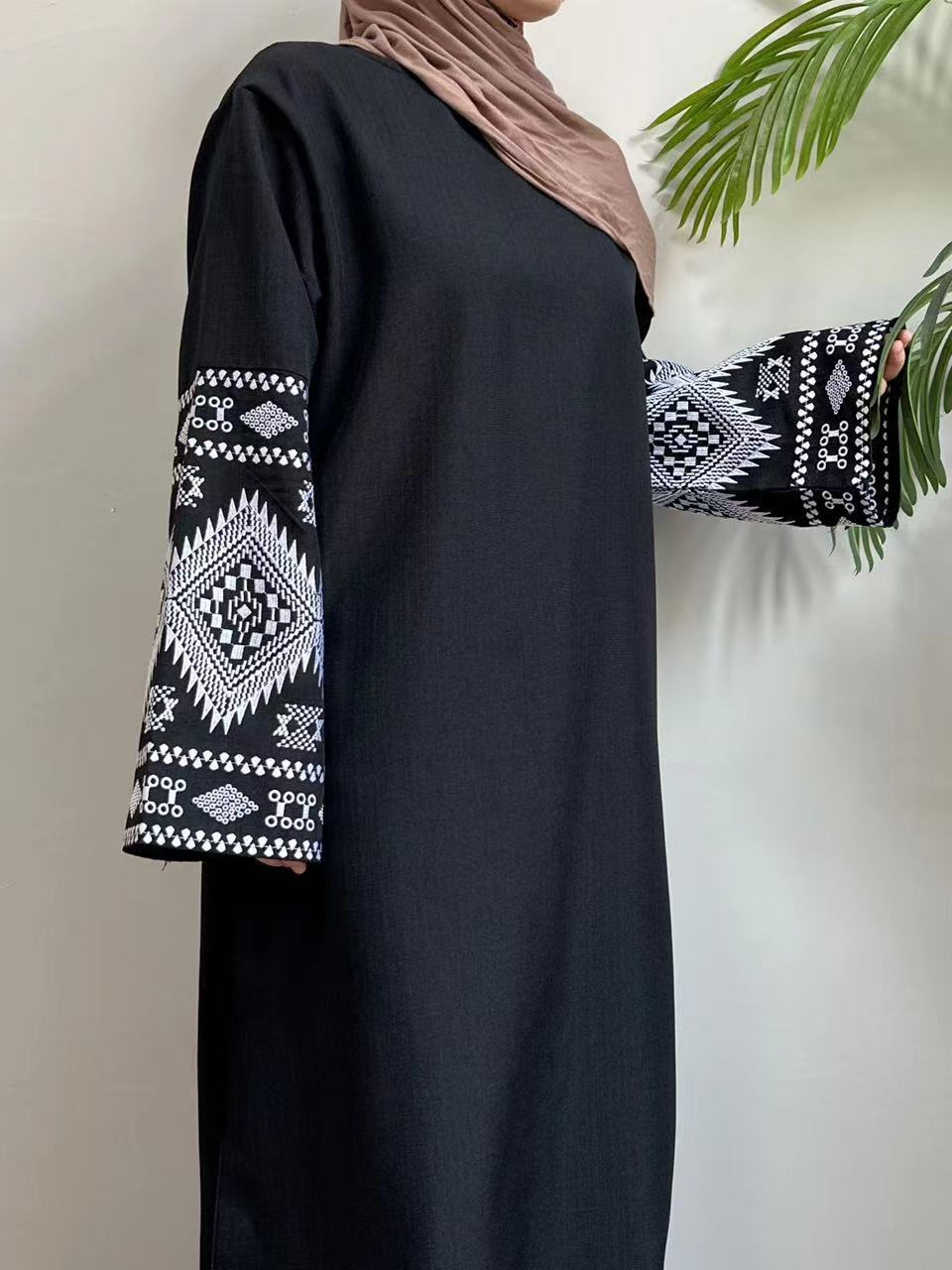 Embroidery Pattern Solid Color Abaya