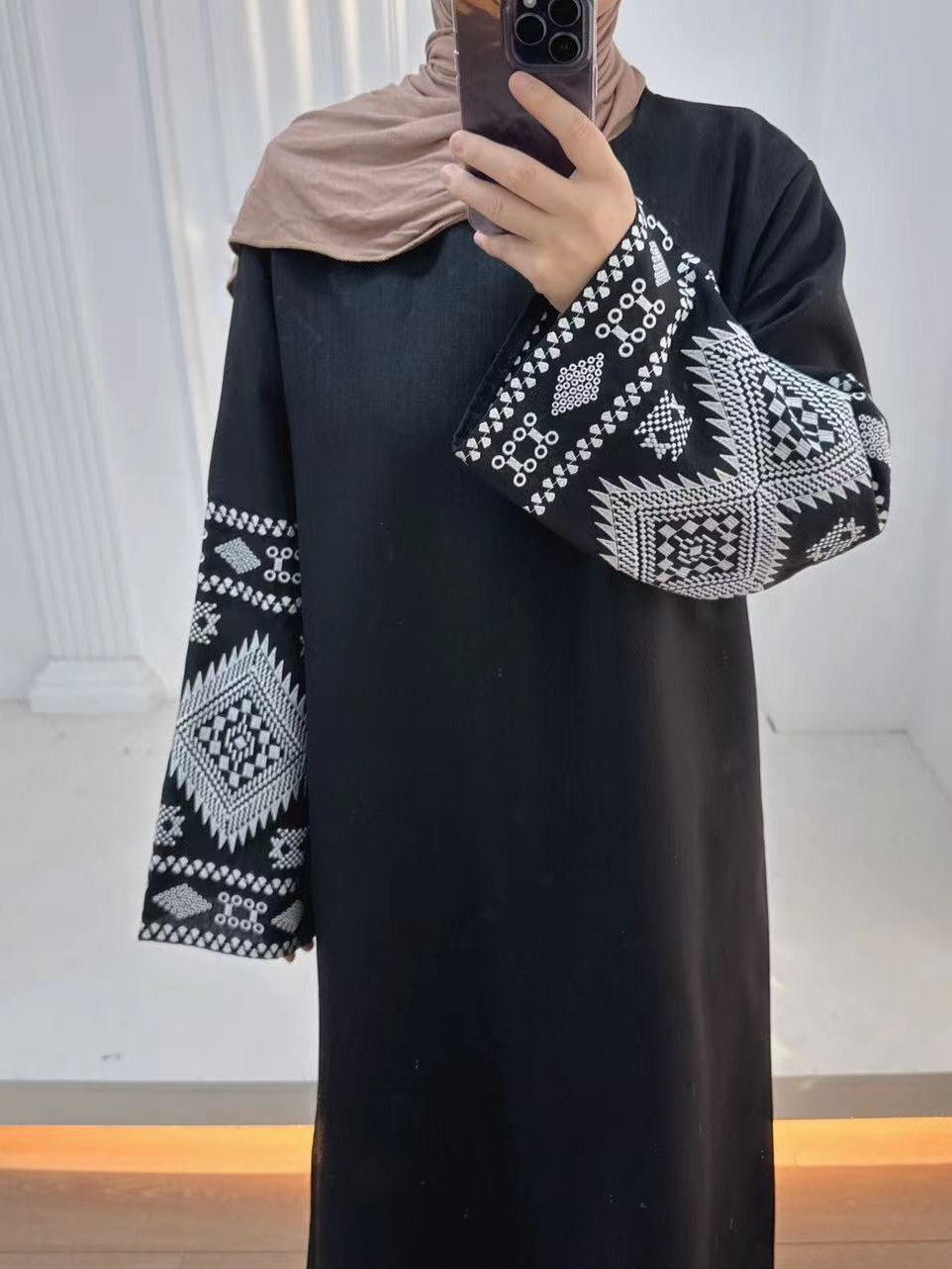 Embroidery Pattern Solid Color Abaya