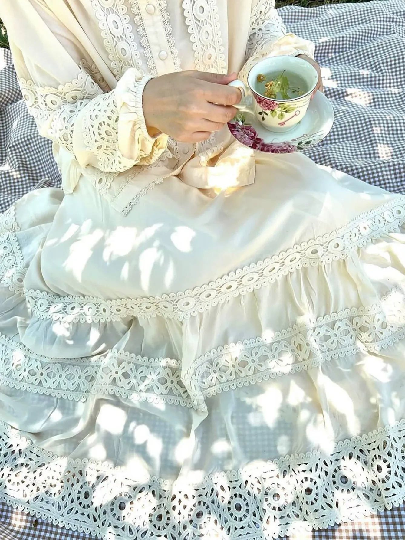 2pcs Lace Patchwork Bubble Sleeve Top and Hemmed Skirt Set