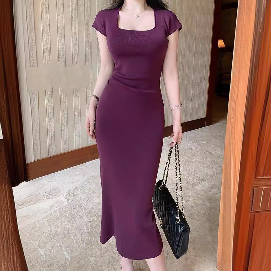 The royal sister is light and familiar with the ice silk waist pleated slit dress