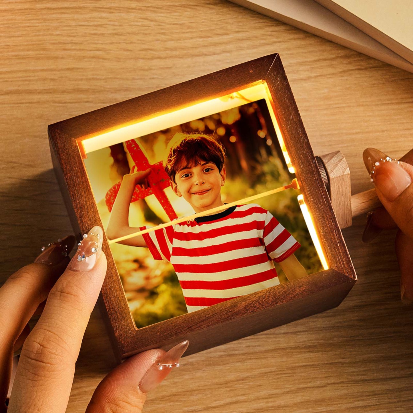 訂製手搖翻書盒動畫機機械手搖相簿帶燈黑胡桃木嬰兒照片立方體相框兒童禮物 - PhotoMoonLampTW