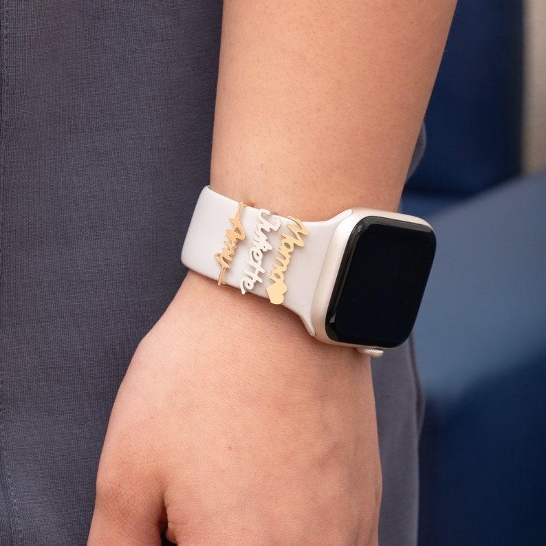 客製化 Apple Watch 名字媽媽標籤飾物,個人化智慧手錶錶帶飾物,純金智慧手錶標籤,名字人物配件 - PhotoMoonLampTW
