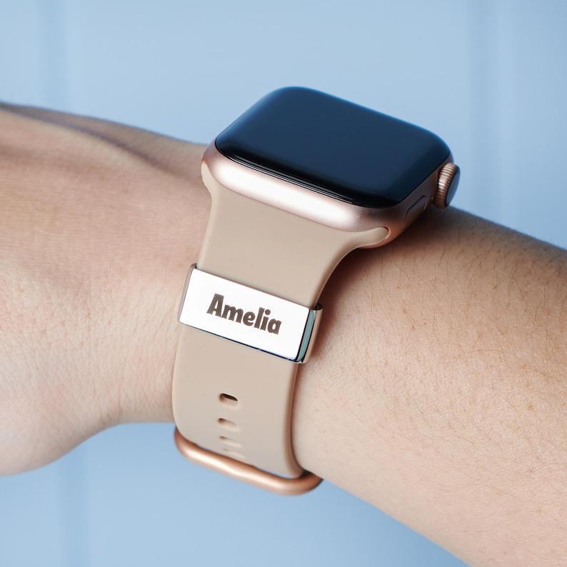 個人化名稱 Apple Watch 吊飾 - 訂製錶帶配件,雕刻珠寶,青少年禮物,奢華不銹鋼吊飾,襪子填充物