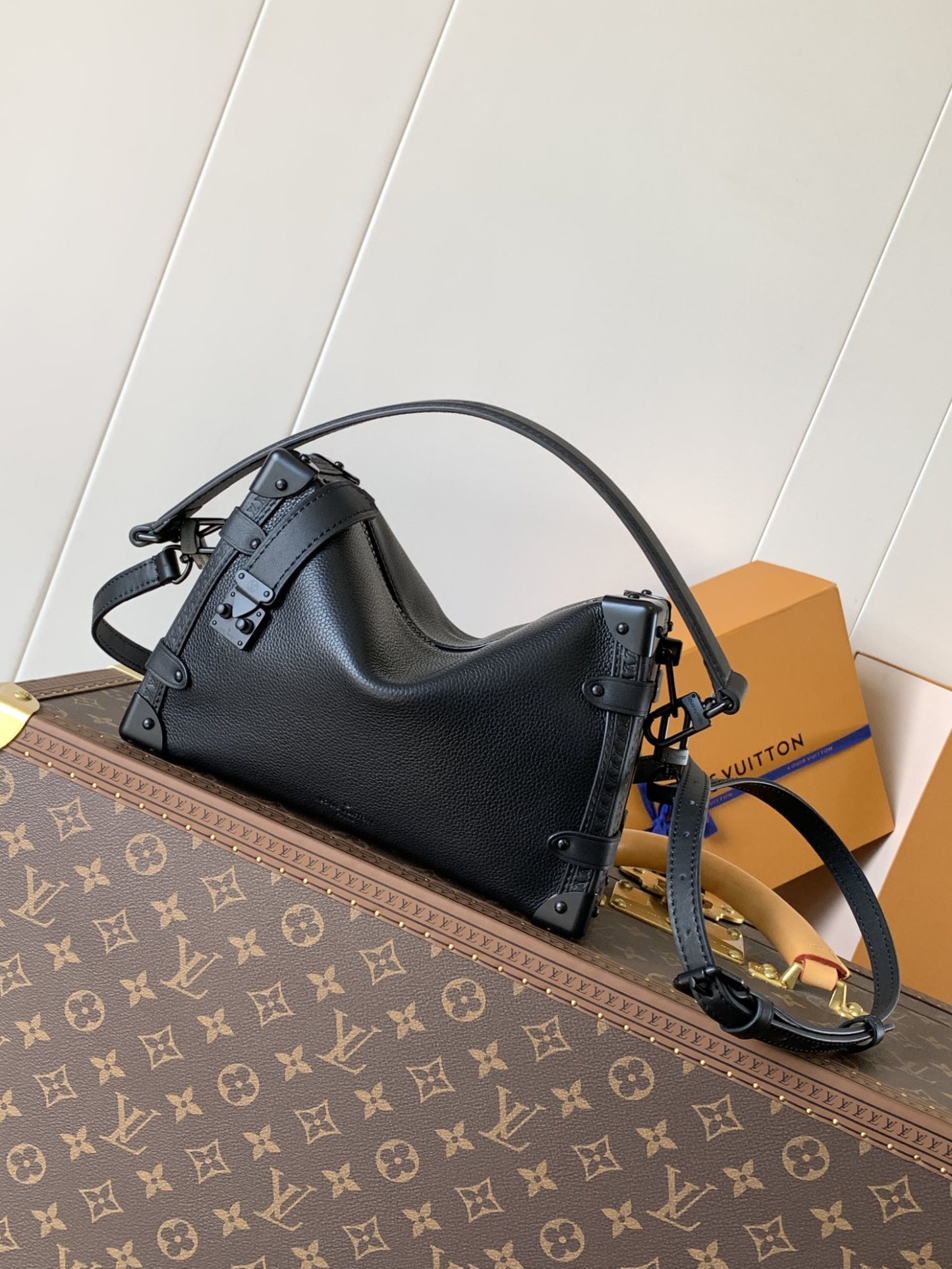 Louis VuittonM25160 blackMedium handbag