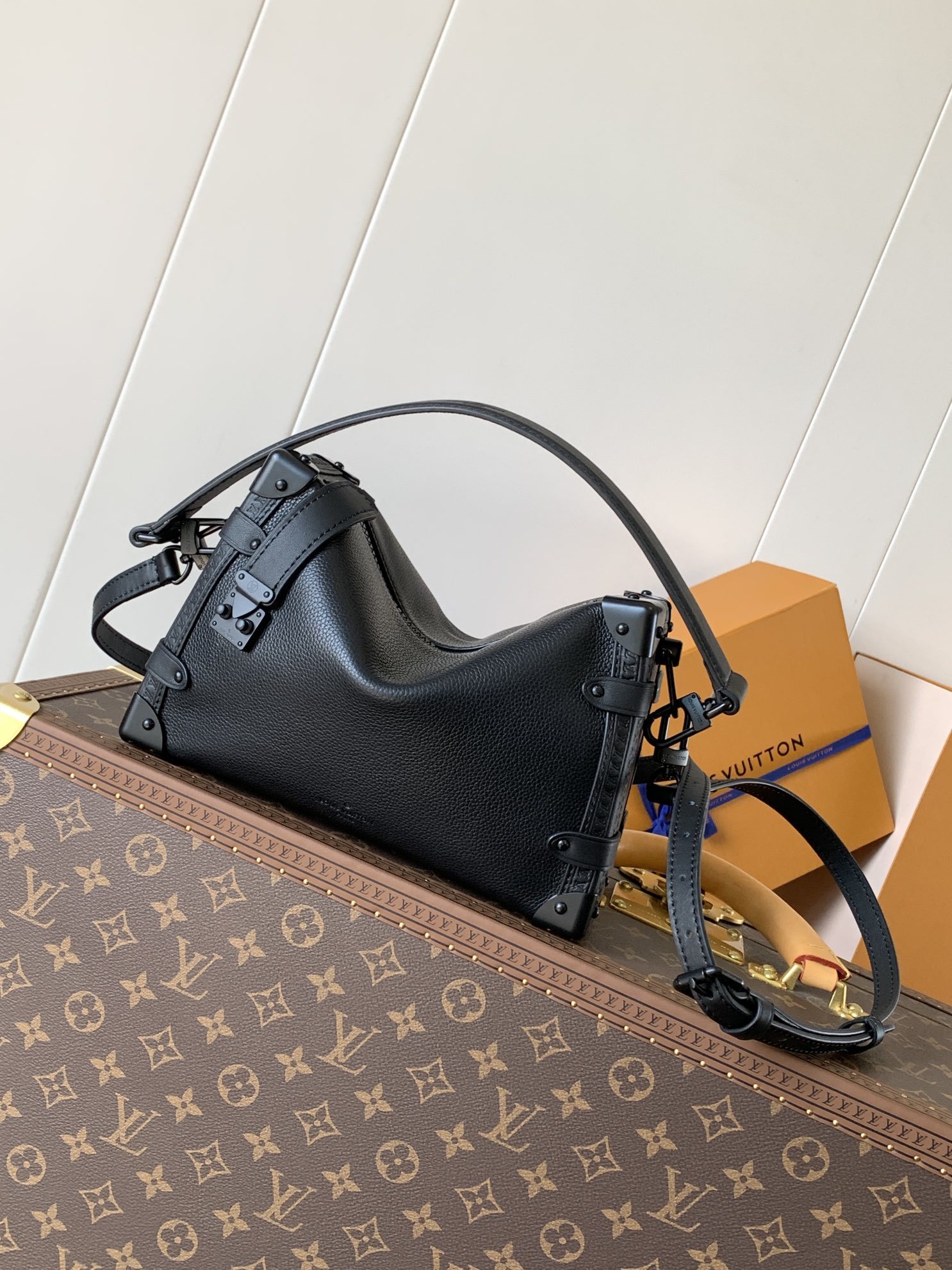 Louis VuittonM25160 blackMedium handbag