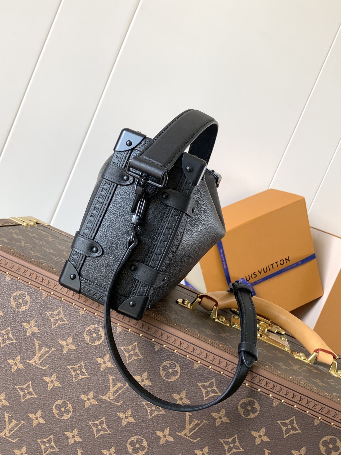 Louis VuittonM25160 blackMedium handbag