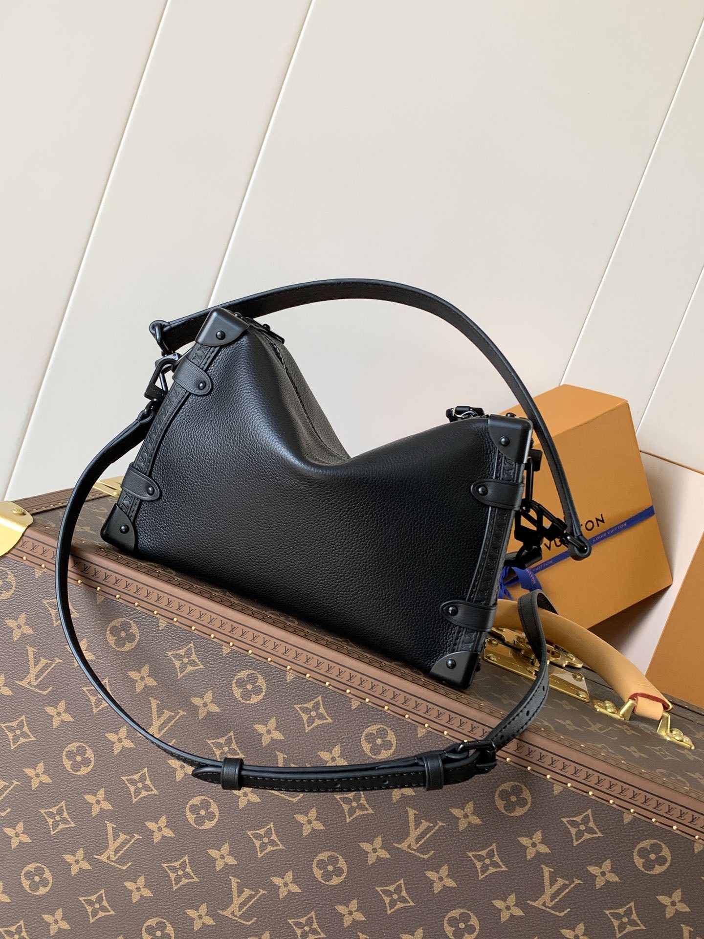 Louis VuittonM25160 blackMedium handbag