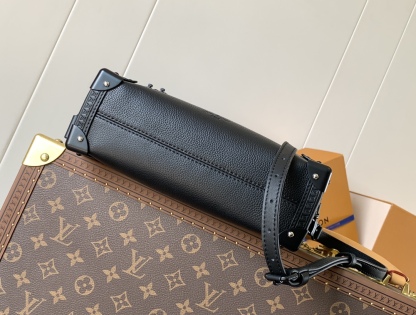 Louis VuittonM25160 blackMedium handbag