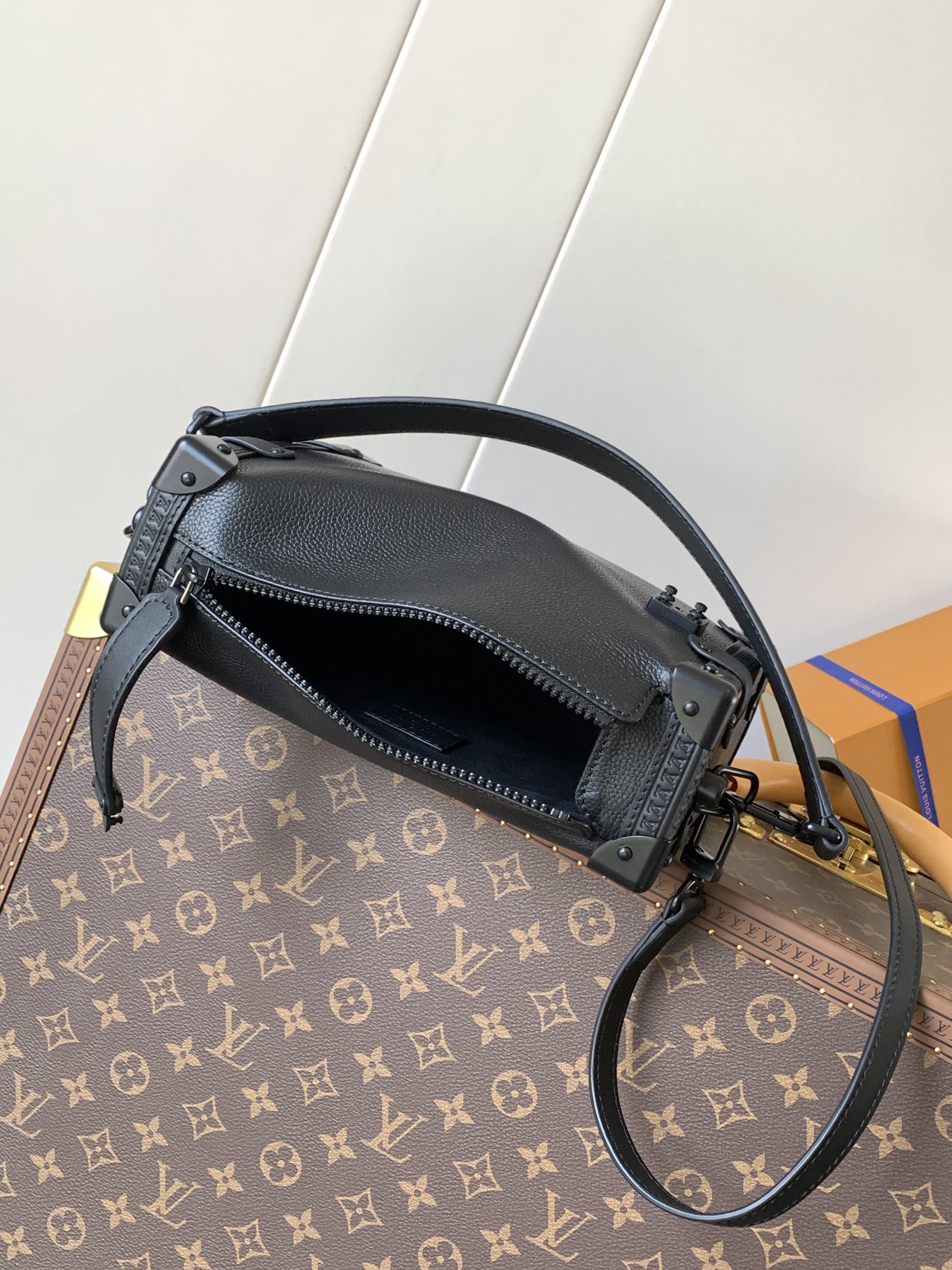 Louis VuittonM25160 blackMedium handbag