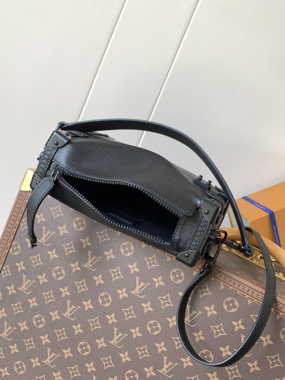 Louis VuittonM25160 blackMedium handbag