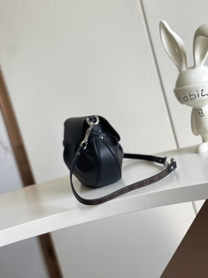 Louis Vuitton Retro style shoulder bag