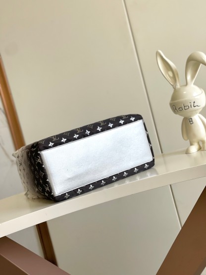 Louis Vuitton Medium handbag