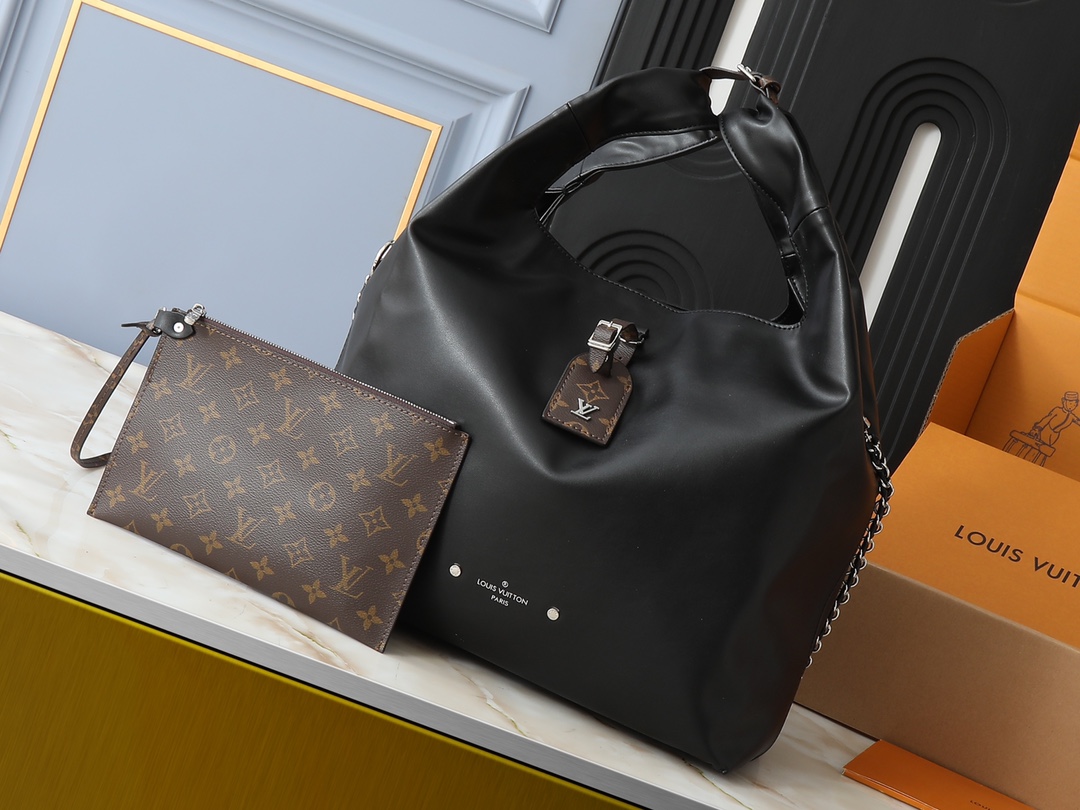 Louis Vuitton Medium tote bag