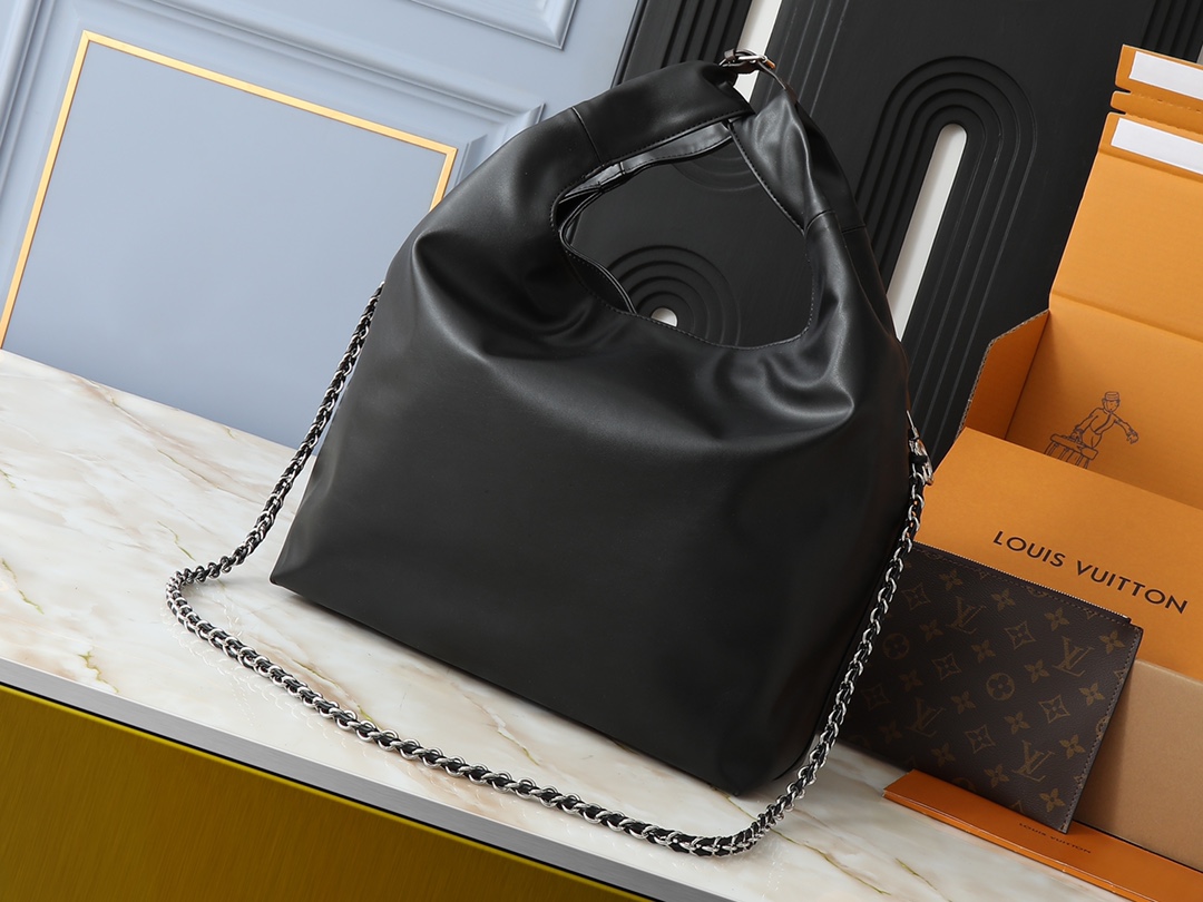 Louis Vuitton Medium tote bag