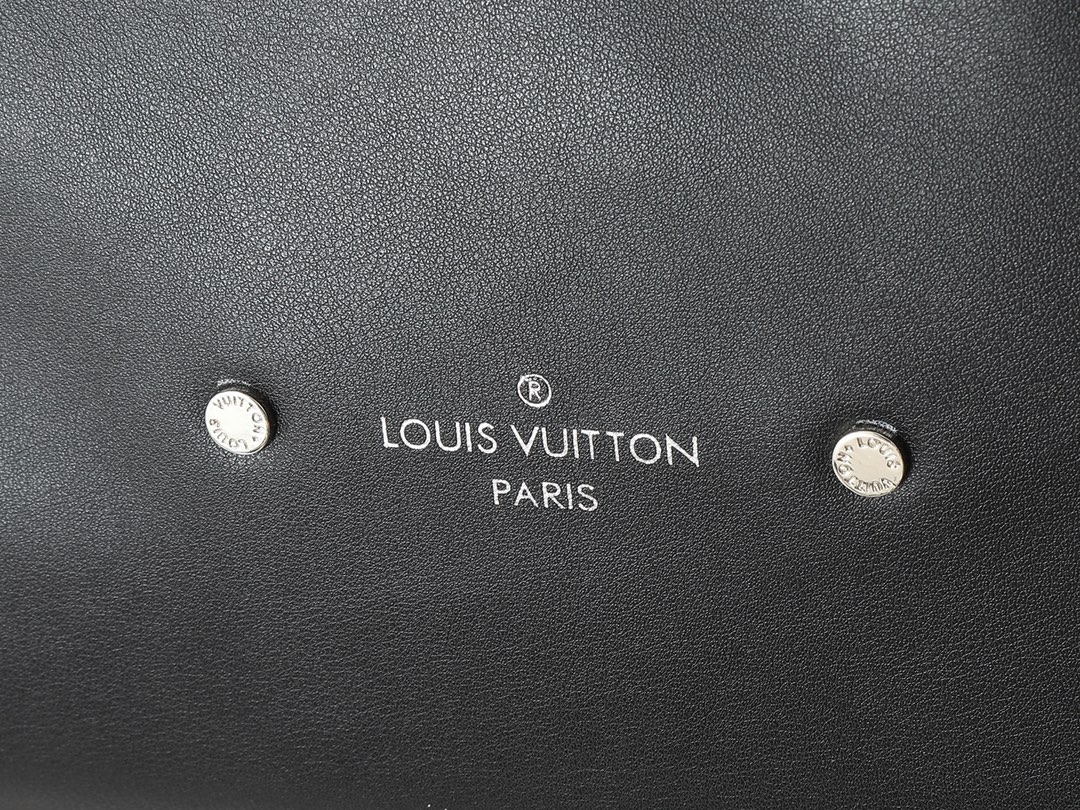 Louis Vuitton Medium tote bag