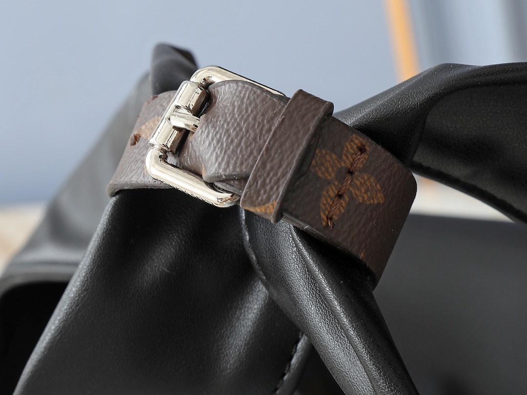 Louis Vuitton Medium tote bag