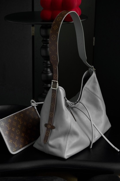 Louis Vuitton CarryAll Vibe MM 