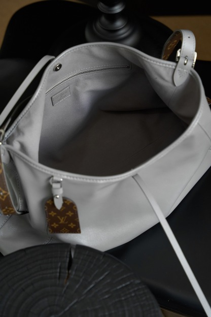 Louis Vuitton CarryAll Vibe MM 
