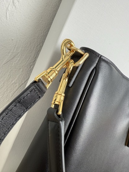 MEDIUM CAMILLE 16 SOFT BAG IN SMOOTH CALFSKIN