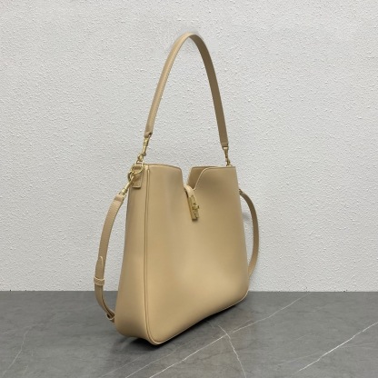 MEDIUM CAMILLE 16 SOFT BAG IN SMOOTH CALFSKIN