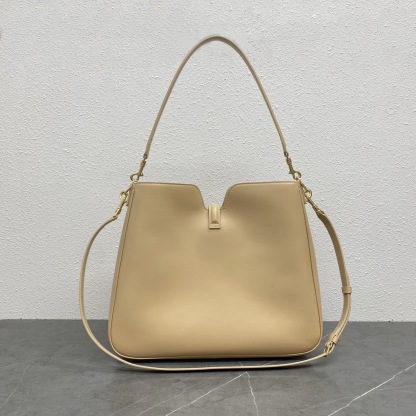 MEDIUM CAMILLE 16 SOFT BAG IN SMOOTH CALFSKIN
