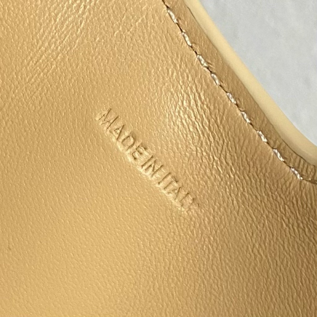 MEDIUM CAMILLE 16 SOFT BAG IN SMOOTH CALFSKIN