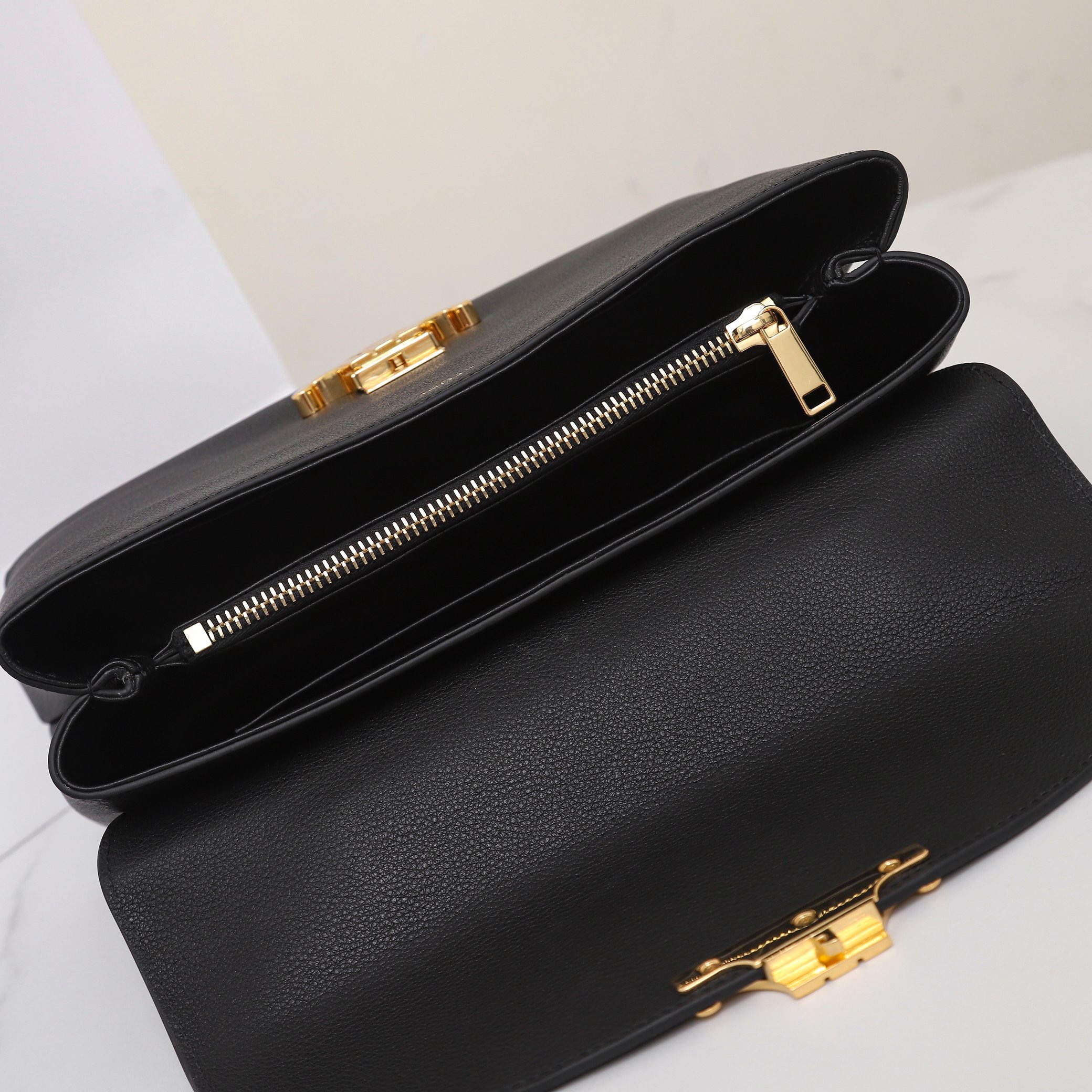 MEDIUM NINO BAG IN SUPPLE GRAINED CALFSKIN