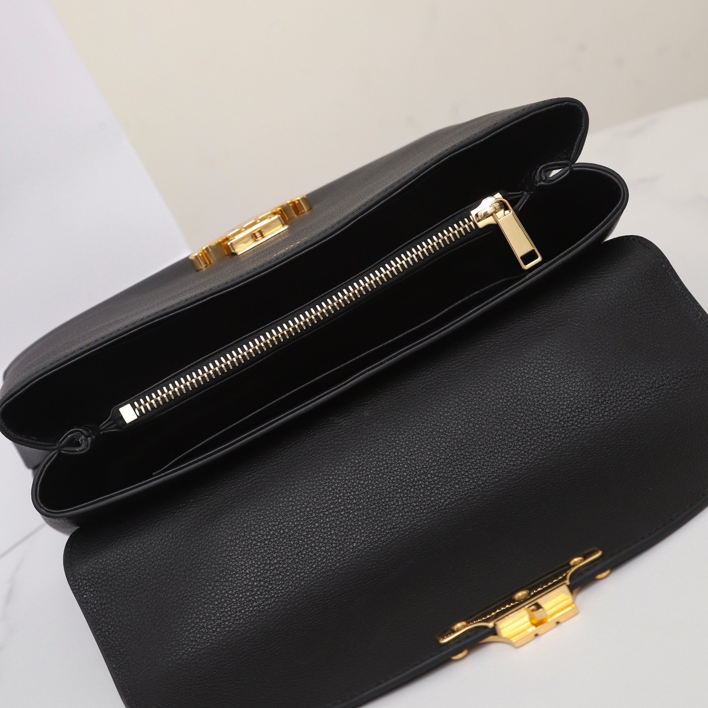 MEDIUM NINO BAG IN SUPPLE GRAINED CALFSKIN