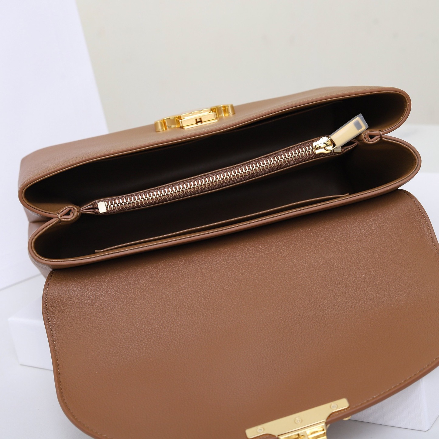 MEDIUM NINO BAG IN SUPPLE GRAINED CALFSKIN